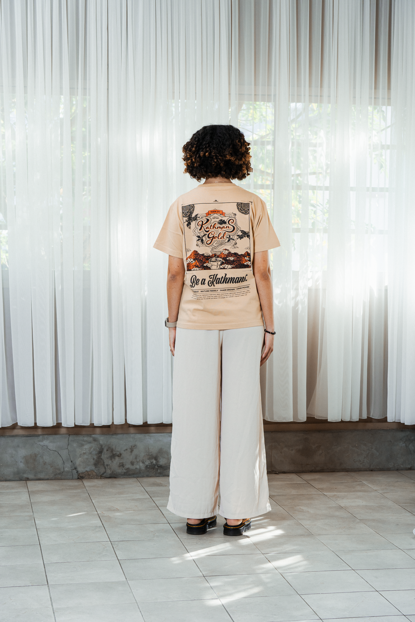 ＜オンライン限定販売＞バックプリントTシャツ 「Be a Kathmans」 ライトベージュ