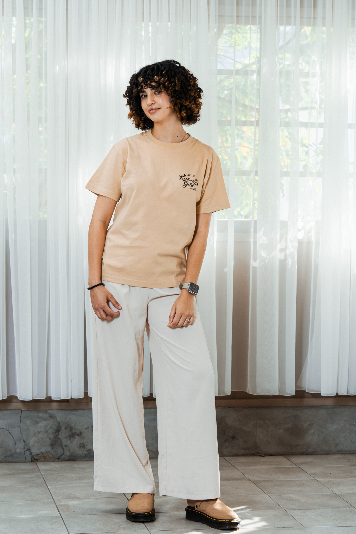 ＜オンライン限定販売＞バックプリントTシャツ 「Be a Kathmans」 ライトベージュ