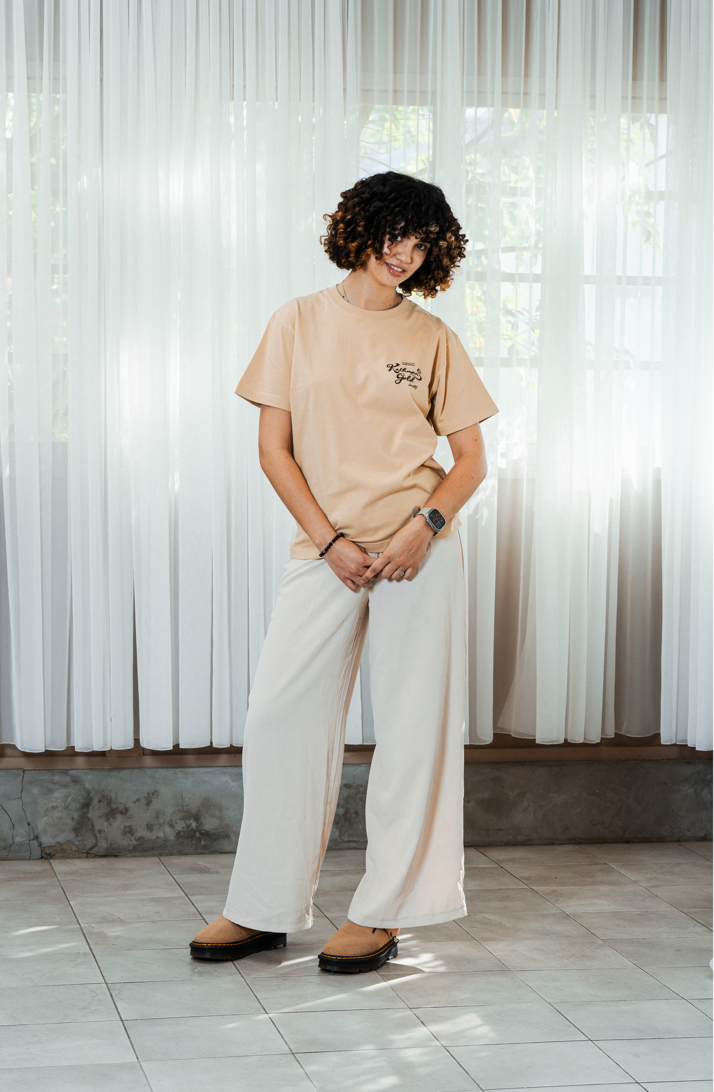 ＜オンライン限定販売＞バックプリントTシャツ 「Be a Kathmans」 ライトベージュ