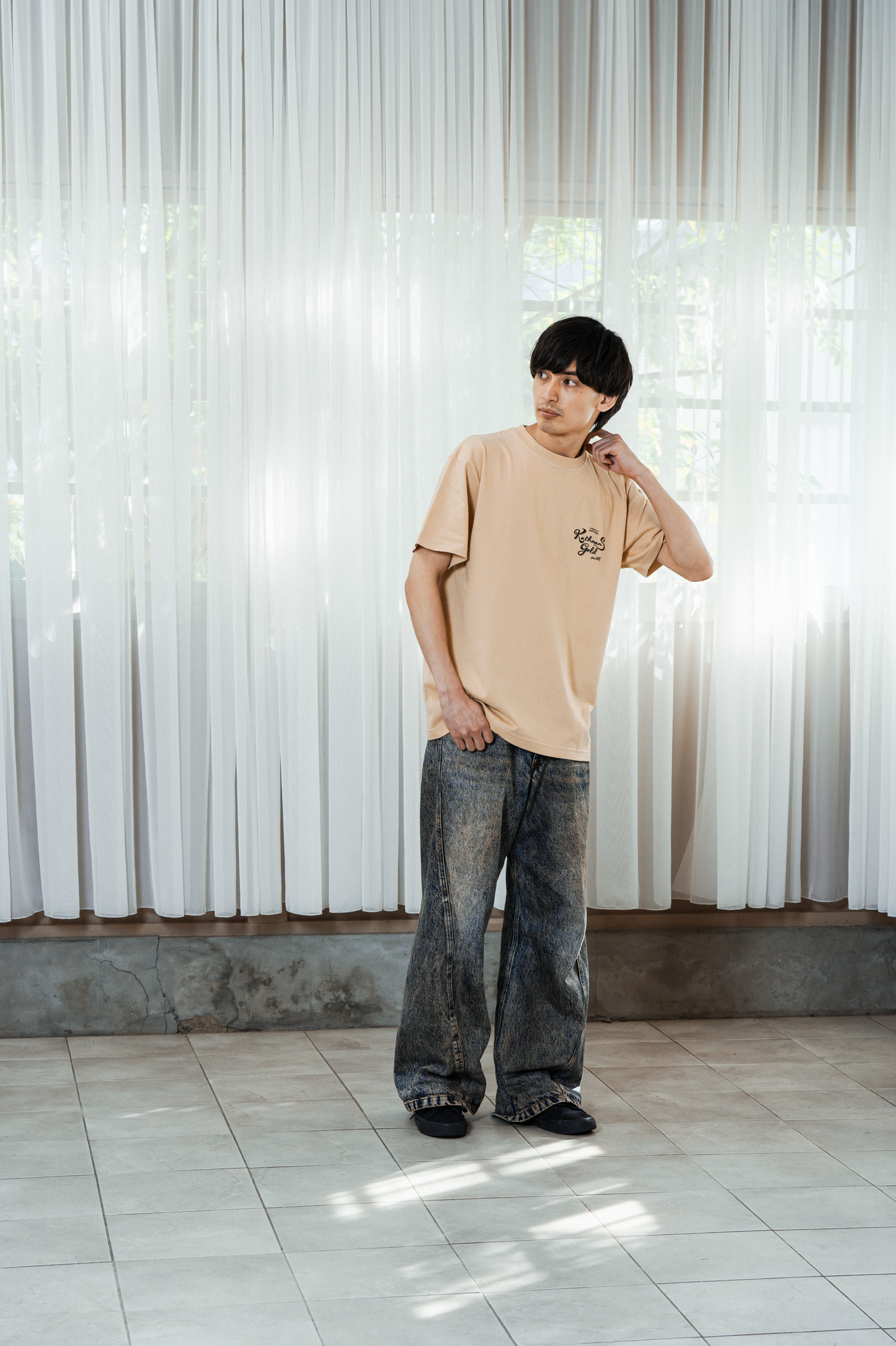 ＜オンライン限定販売＞バックプリントTシャツ 「Be a Kathmans」 ライトベージュ