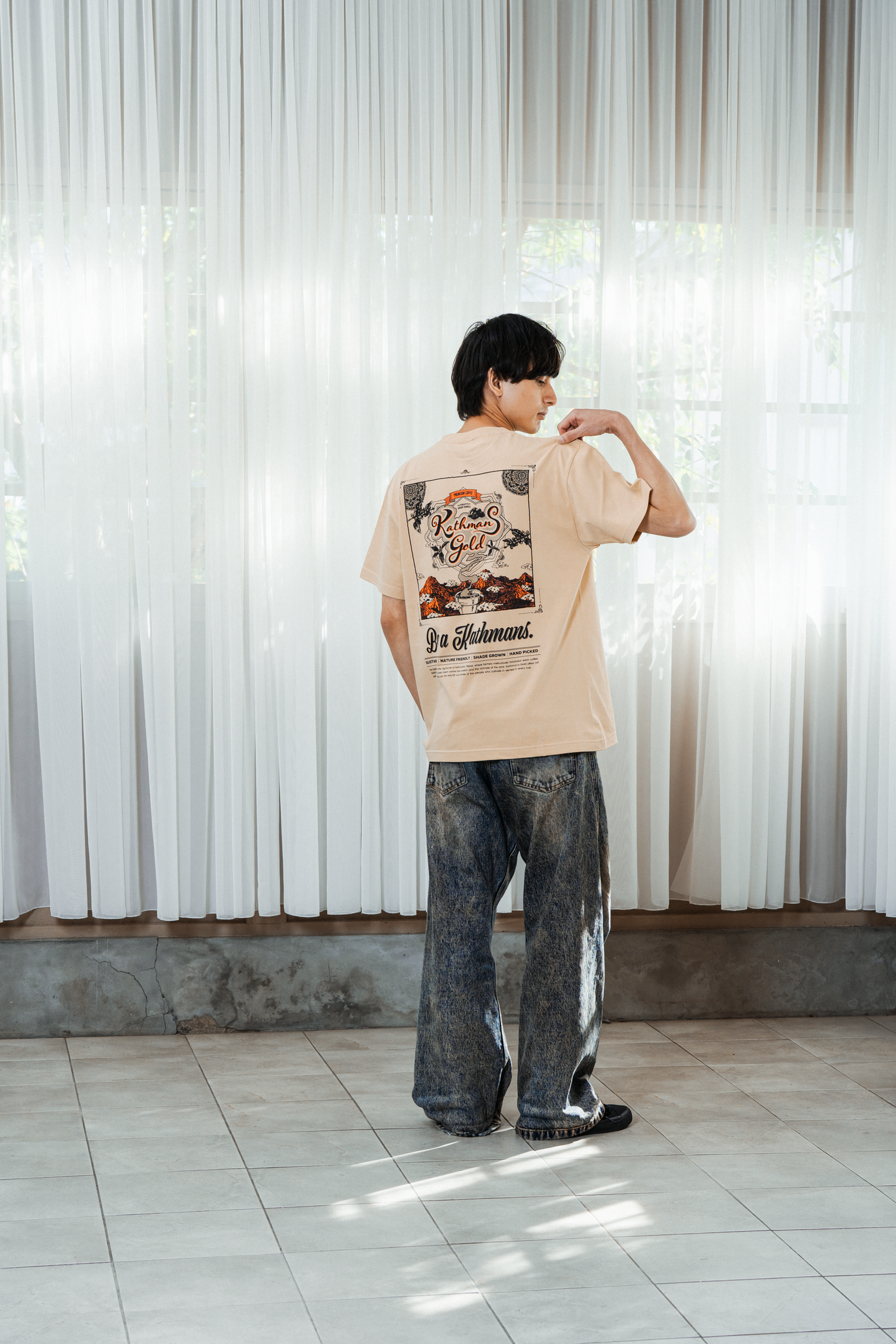 ＜オンライン限定販売＞バックプリントTシャツ 「Be a Kathmans」 ライトベージュ